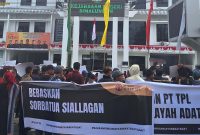 Ratusan masyarakat adat menggelar demonstrasi meminta pembebasan Ketua Adat Ompu Umbak Siallagan, Sorbatua Siallagan. Foto: Dok.Tim Advokasi AMAN