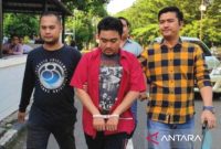 Mus Muliadji alias Aji (tengah) saat diamankan Polda Sumut karena terlibat perdagangan organ tubuh dan berperan sebagai penghubung. Foto: Antara/Aris