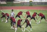 Sejumlah pesepak bola Timnas U-19 Indonesia melakukan pemanasan saat mengikuti latihan di Stadion Madya, kompleks Gelora Bung Karno, Senayan, Jakarta, Senin (1/7/2024), persiapan menjelang laga perdana Piala AFF U-19. Antara/Aprillio Akbar