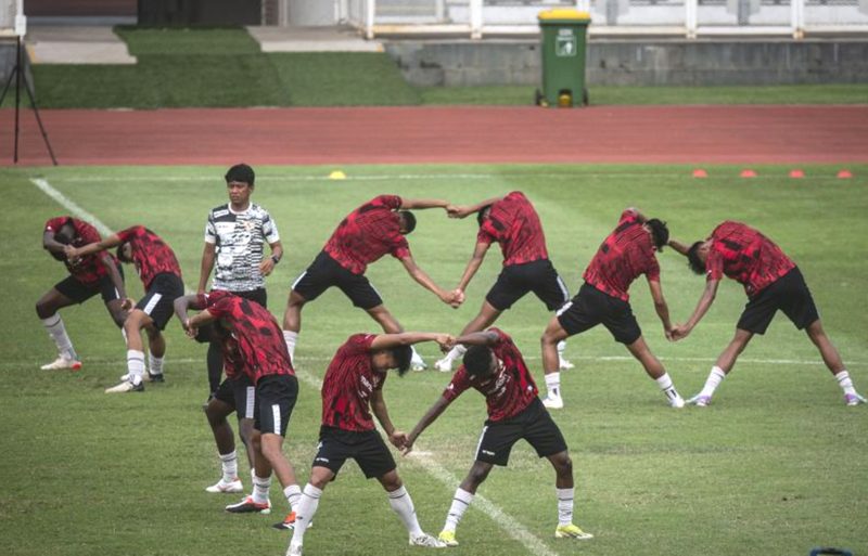 Sejumlah pesepak bola Timnas U-19 Indonesia melakukan pemanasan saat mengikuti latihan di Stadion Madya, kompleks Gelora Bung Karno, Senayan, Jakarta, Senin (1/7/2024), persiapan menjelang laga perdana Piala AFF U-19. Antara/Aprillio Akbar