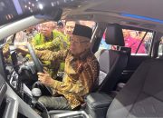 Lihat Aksi Wapres Ma’ruf Amin Jajal Mobil di Pameran GIIAS 2024