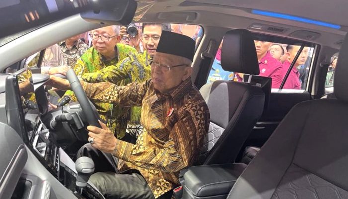 Lihat Aksi Wapres Ma’ruf Amin Jajal Mobil di Pameran GIIAS 2024
