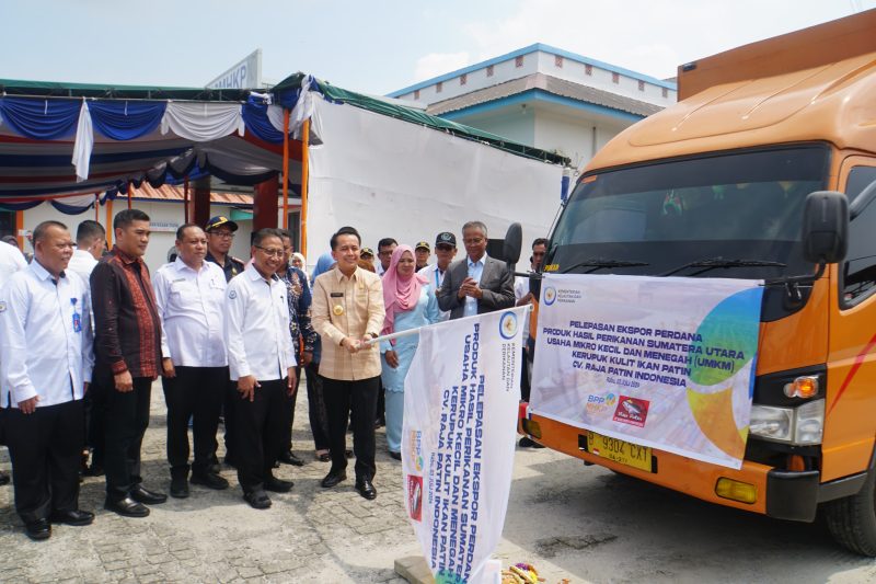 Mitra binaan Pertamina Patra Niaga Sumbagut CV Raja Patin Indonesia melakukan ekspor perdana produk UMKM ke Malaysia, Rabu (3/7). Foto: Pertamina Patra Niaga Sumbagut