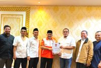 Presiden DPP PKS Ahmad Syaikhu saat menyerahkan B1KWK kepada Calon Walikota Medan, Aulia Rachman, Senin (26/8), di Jakarta. Foto: Istimewa