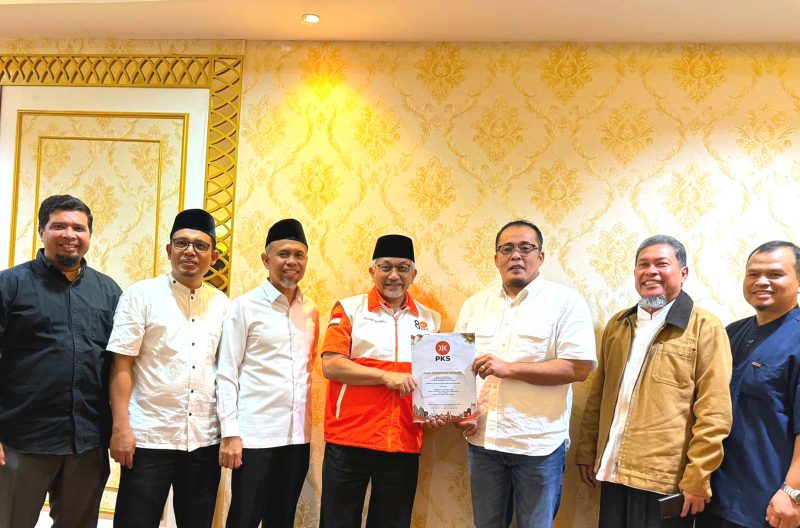 Presiden DPP PKS Ahmad Syaikhu saat menyerahkan B1KWK kepada Calon Walikota Medan, Aulia Rachman, Senin (26/8), di Jakarta. Foto: Istimewa