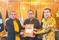 DPP Partai Hanura menyerahkan B1KWK kepada pasangan bacalon Edy Rahmayadi - Hasan Basri Sagala. Foto: Istimewa