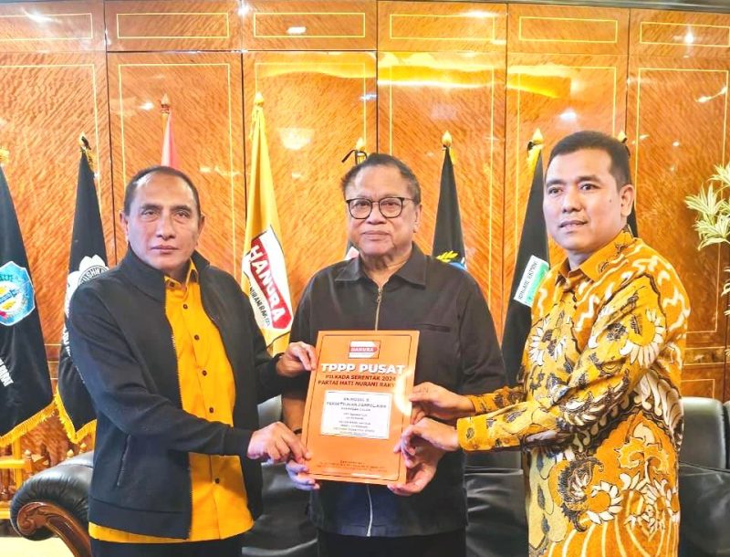 DPP Partai Hanura menyerahkan B1KWK kepada pasangan bacalon Edy Rahmayadi - Hasan Basri Sagala. Foto: Istimewa