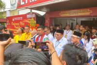 Bacalon Gubernur Sumut Bobby Nasution saat memberikan keterangan seusai mendaftar ke KPU Sumut. Foto: Satria Hadhi Ningtyas/topikseru.com
