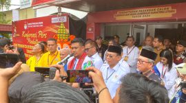 Bacalon Gubernur Sumut Bobby Nasution saat memberikan keterangan seusai mendaftar ke KPU Sumut. Foto: Satria Hadhi Ningtyas/topikseru.com