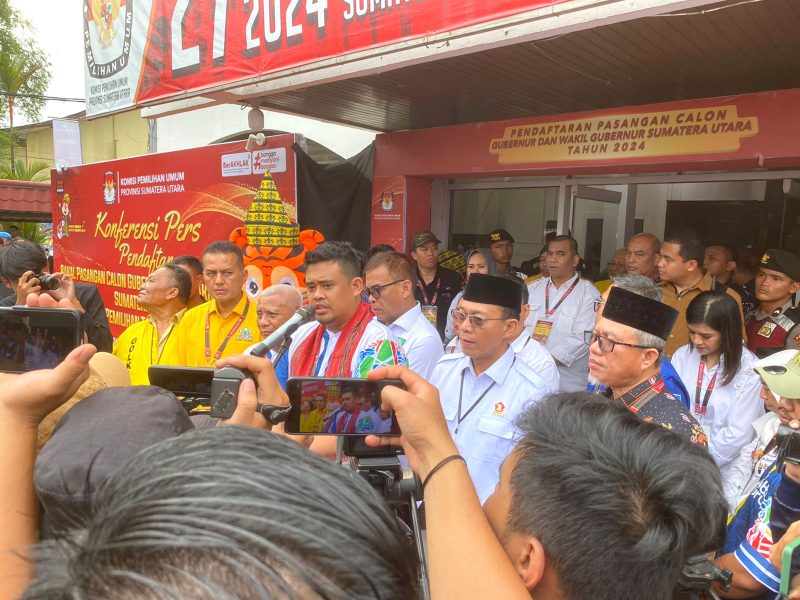 Bacalon Gubernur Sumut Bobby Nasution saat memberikan keterangan seusai mendaftar ke KPU Sumut. Foto: Satria Hadhi Ningtyas/topikseru.com
