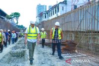 Wali Kota Medan Bobby Nasution (tengah) meninjau sejumlah proyek multiyears menggunakan APBD Kota Medan, Sumut, Jumat (30/8/2024). Antara/HO-Diskominfo Kota Medan