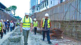 Wali Kota Medan Bobby Nasution (tengah) meninjau sejumlah proyek multiyears menggunakan APBD Kota Medan, Sumut, Jumat (30/8/2024). Antara/HO-Diskominfo Kota Medan