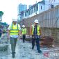 Wali Kota Medan Bobby Nasution (tengah) meninjau sejumlah proyek multiyears menggunakan APBD Kota Medan, Sumut, Jumat (30/8/2024). Antara/HO-Diskominfo Kota Medan