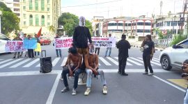 Aksi teatrikal dari Massa Front Marhaenis Indonesia saat melakukan unjukrasa di Kantor Walikota Medan, Senin (26/8). Foto: Satria Hadhi Ningtyas/topikseru.com