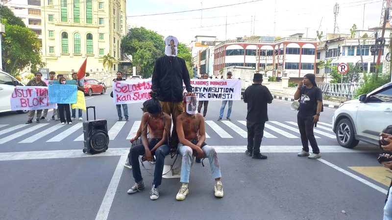 Aksi teatrikal dari Massa Front Marhaenis Indonesia saat melakukan unjukrasa di Kantor Walikota Medan, Senin (26/8). Foto: Satria Hadhi Ningtyas/topikseru.com