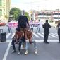 Aksi teatrikal dari Massa Front Marhaenis Indonesia saat melakukan unjukrasa di Kantor Walikota Medan, Senin (26/8). Foto: Satria Hadhi Ningtyas/topikseru.com