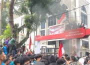 Tolak RUU Pilkada: Mahasiswa di Medan Geruduk DPRD Sumut Hingga Baku Pukul