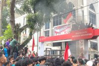 Ratusan mahasiswa di Medan menggeruduk Kantor DPRD Sumut menolak Revisi UU Pilkada, Jumat (23/8). Foto: Satria Hadhi Ningtyas/topikseru.com
