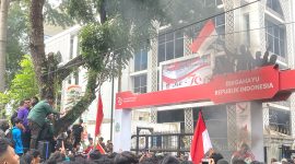 Ratusan mahasiswa di Medan menggeruduk Kantor DPRD Sumut menolak Revisi UU Pilkada, Jumat (23/8). Foto: Satria Hadhi Ningtyas/topikseru.com