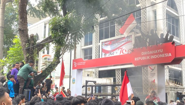 Tolak RUU Pilkada: Mahasiswa di Medan Geruduk DPRD Sumut Hingga Baku Pukul