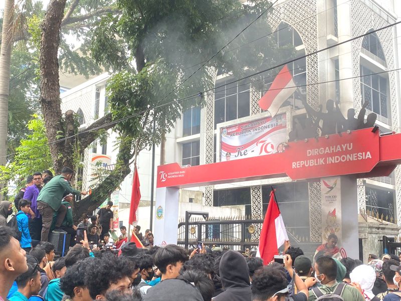 Ratusan mahasiswa di Medan menggeruduk Kantor DPRD Sumut menolak Revisi UU Pilkada, Jumat (23/8). Foto: Satria Hadhi Ningtyas/topikseru.com