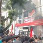Ratusan mahasiswa di Medan menggeruduk Kantor DPRD Sumut menolak Revisi UU Pilkada, Jumat (23/8). Foto: Satria Hadhi Ningtyas/topikseru.com