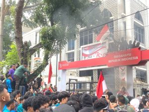 Tolak RUU Pilkada: Mahasiswa di Medan Geruduk DPRD Sumut Hingga Baku Pukul