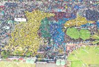Foto udara massa melakukan aksi menolak pengesahan Revisi UU Pilkada di depan Gedung DPR, Jakarta, Kamis (22/8/2024). Unjuk rasa tersebut merupakan bagian dari gerakan peringatan darurat Indonesia yang viral di media sosial setelah DPR bermanuver mengabaikan putusan MK.Foto: Galih Pradipta ANTARA FOTO
