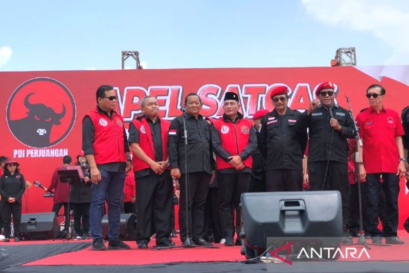 Partai Demokrasi Indonesia Perjuangan (PDIP) menyerahkan surat tugas kepada Edy Rahmayadi untuk maju sebagai bakal calon Gubernur Sumatera Utara pada Pemilihan Kepala Daerah (Pilkada) 2024. Foto: Antara/Anggi Luthfi Panggabean