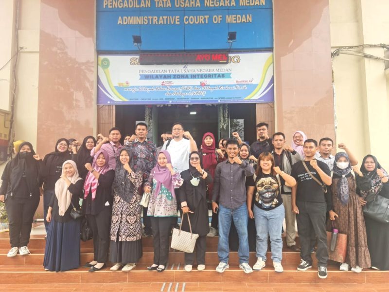 Guru honorer Kabupaten Langkat menghadirkan Dosen Hukum Tatat Negara Feri Amsari sebagai ahli. Foto: Dok. LBH Medan