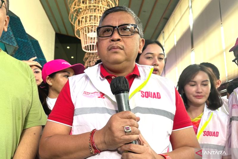 Sekretaris Jenderal PDI Perjuangan Hasto Kristiyanto menyinggung kemunduran Airlangga Hartarto dan kemunculan poster Gibran sebagai calon Ketum Golkar. Foto: Antara/Rio Feisal