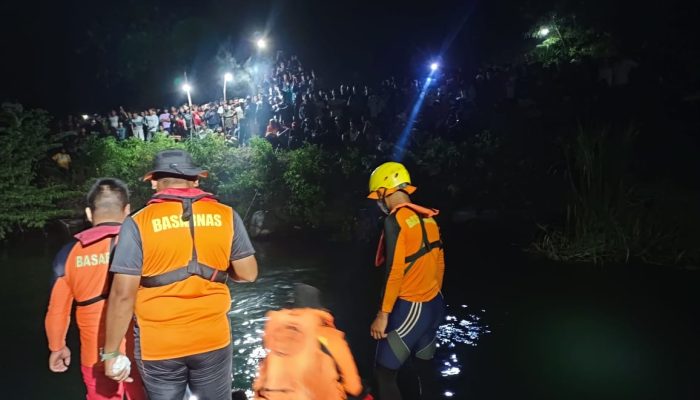 Tim SAR Temukan Satu Penumpang Minibus yang  Terjun ke Danau Toba