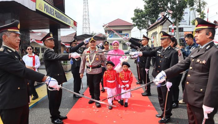 Isak Tangis Pecah di Polres Padangsidimpuan saat Melepas AKBP Dudung