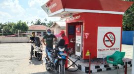 Petugas Pertashop sedang melayani pembelian BBM nonsubsidi. Foto: Humas Pertamina Patra Niaga Sumbagut