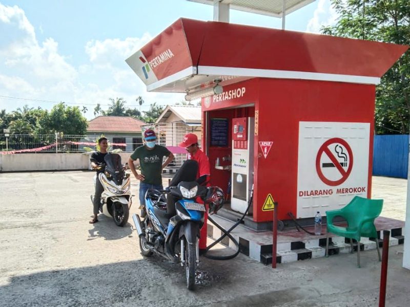 Petugas Pertashop sedang melayani pembelian BBM nonsubsidi. Foto: Humas Pertamina Patra Niaga Sumbagut