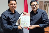 Prof Ridha menerima B1KWK bersama Abdul Rani dari Ketua DPP PDIP Djarot Syaiful Hidayat. Foto: Istimewa