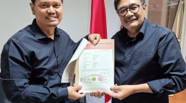Prof Ridha menerima B1KWK bersama Abdul Rani dari Ketua DPP PDIP Djarot Syaiful Hidayat. Foto: Istimewa