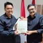 Prof Ridha menerima B1KWK bersama Abdul Rani dari Ketua DPP PDIP Djarot Syaiful Hidayat. Foto: Istimewa