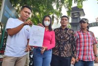 Koordinator KKJ Sumut Array A Argus (kanan) dan Direktur LBH Medan Irvan Saputra (kedua kanan) saat mendampingi anak Rico Sempurna Pasaribu. Dok. KKJ Sumut