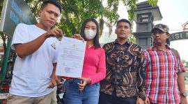 Koordinator KKJ Sumut Array A Argus (kanan) dan Direktur LBH Medan Irvan Saputra (kedua kanan) saat mendampingi anak Rico Sempurna Pasaribu. Dok. KKJ Sumut