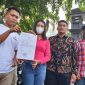 Koordinator KKJ Sumut Array A Argus (kanan) dan Direktur LBH Medan Irvan Saputra (kedua kanan) saat mendampingi anak Rico Sempurna Pasaribu. Dok. KKJ Sumut