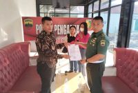 KKJ Sumut bersama anak mendiang Rico Sempurna Pasaribu saat membuat laporan ke Pomdam I Bukit Barisan. Foto: Dok. KKJ Sumut