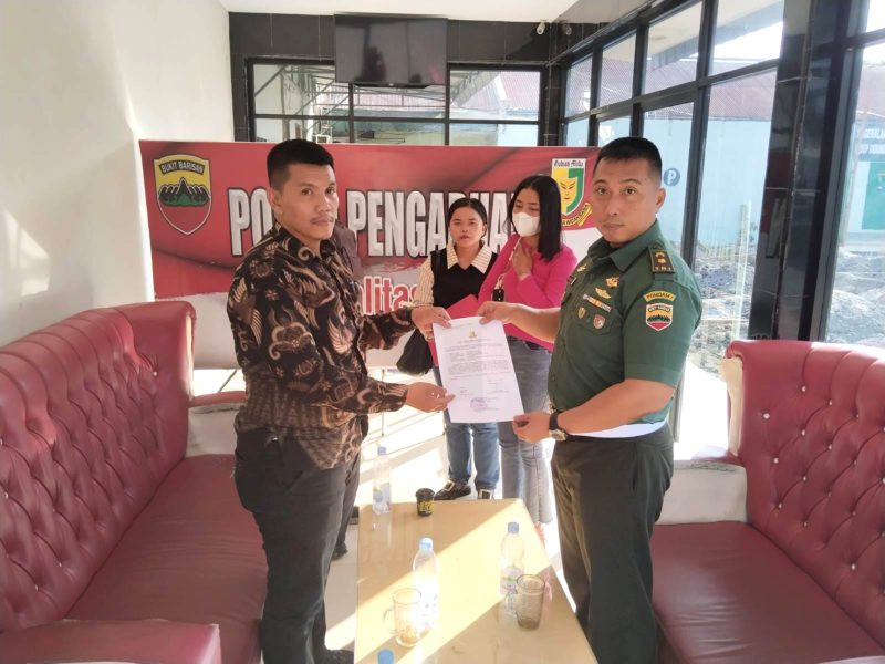 KKJ Sumut bersama anak mendiang Rico Sempurna Pasaribu saat membuat laporan ke Pomdam I Bukit Barisan. Foto: Dok. KKJ Sumut