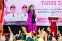 Bunda PAUD Kota Medan Kahiyang Ayu terlihat ikut bergoyang saat siswa PAUD menampilkan keahlian mereka di Medan, Selasa (20/8/2024). Foto: Antara/HO-Diskominfo Kota Medan)
