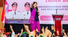 Bunda PAUD Kota Medan Kahiyang Ayu terlihat ikut bergoyang saat siswa PAUD menampilkan keahlian mereka di Medan, Selasa (20/8/2024). Foto: Antara/HO-Diskominfo Kota Medan)