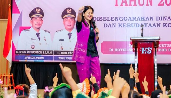 Kahiyang Ayu Tampil Anggun saat Hibur Siswa PAUD di Medan