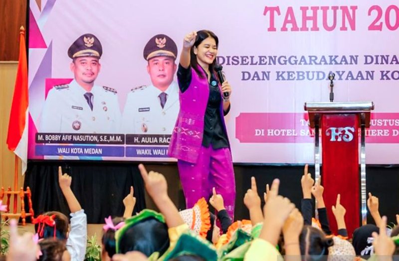 Bunda PAUD Kota Medan Kahiyang Ayu terlihat ikut bergoyang saat siswa PAUD menampilkan keahlian mereka di Medan, Selasa (20/8/2024). Foto: Antara/HO-Diskominfo Kota Medan)