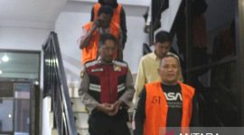 Empat tersangka sedang menuruni anak tangga dan akan dibawa ke Rumah Tahanan Negara Kelas I Tanjung Gusta Medan, Jumat (2/8/2024). Foto: Antara/Aris Rinaldi Nasution