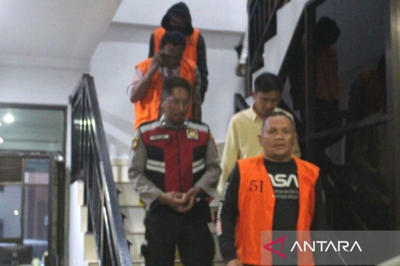 Empat tersangka sedang menuruni anak tangga dan akan dibawa ke Rumah Tahanan Negara Kelas I Tanjung Gusta Medan, Jumat (2/8/2024). Foto: Antara/Aris Rinaldi Nasution