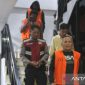Empat tersangka sedang menuruni anak tangga dan akan dibawa ke Rumah Tahanan Negara Kelas I Tanjung Gusta Medan, Jumat (2/8/2024). Foto: Antara/Aris Rinaldi Nasution